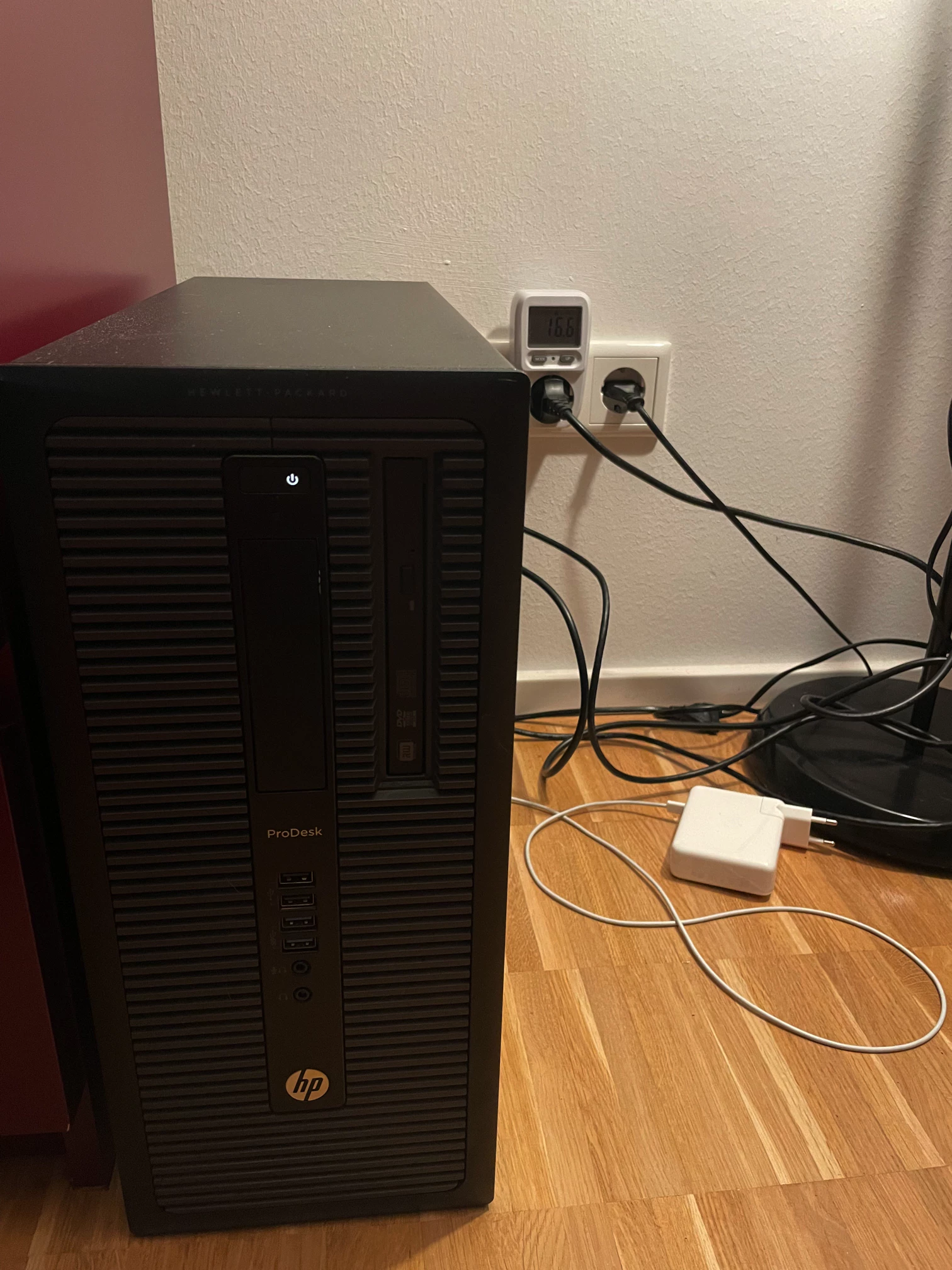 HP ProDesk 600 G2 standing on a floor